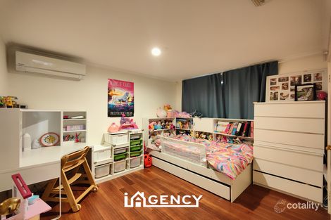 Property photo of 15 Showjump Crescent Endeavour Hills VIC 3802