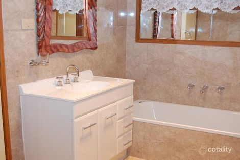 Property photo of 2 Magpie Court Werribee VIC 3030