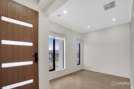 Property photo of 33 Tangelo Street Mickleham VIC 3064
