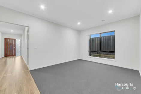 Property photo of 18 Reef Circuit Clyde VIC 3978