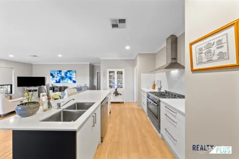 Property photo of 16 Fiore Court Lake Coogee WA 6166