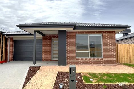 9 Gould Cres, Mickleham, VIC 3064