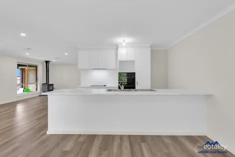 Property photo of 8 Gilbert Place Berwick VIC 3806