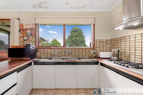 Property photo of 30 James Cook Drive Endeavour Hills VIC 3802