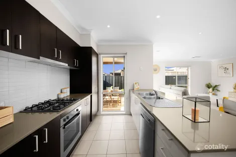 Property photo of 10 Edenvale Street Manor Lakes VIC 3024