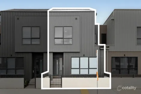 18 TANZANITE CT, BERWICK, VIC 3806