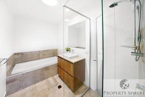 Property photo of 21/2 Flametree Circuit Arundel QLD 4214