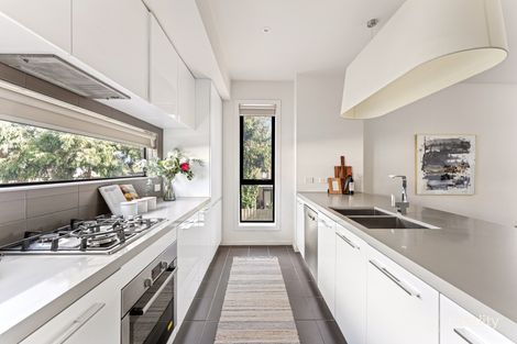 Property photo of 2 Central Park Walk Cheltenham VIC 3192