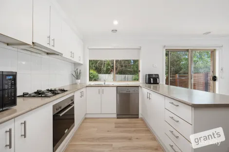 Property photo of 2/16 Chirnside Road Berwick VIC 3806