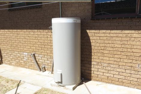 2/1 Reception Ave, Strathdale, VIC 3550