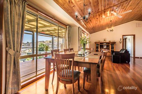 Property photo of 10 James Close Sunbury VIC 3429
