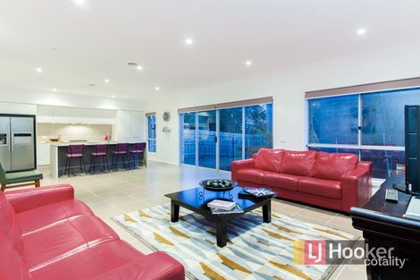Property photo of 34 Barrier Reef Circuit Endeavour Hills VIC 3802