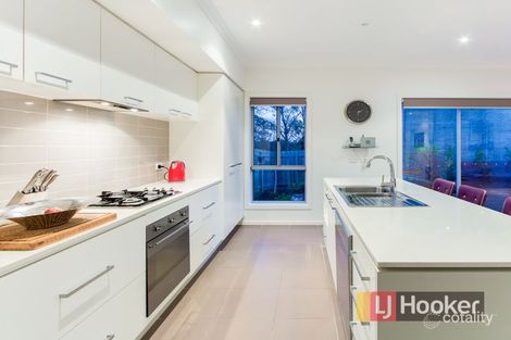 Property photo of 34 Barrier Reef Circuit Endeavour Hills VIC 3802