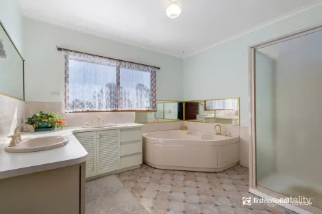 Property photo of 12 Rintoull Court Rosedale VIC 3847