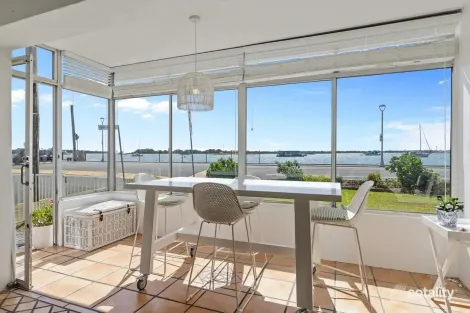 1/290 Marine Pde, Labrador, QLD 4215