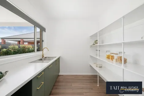 Property photo of 42 Sarakos Circuit Wangaratta VIC 3677