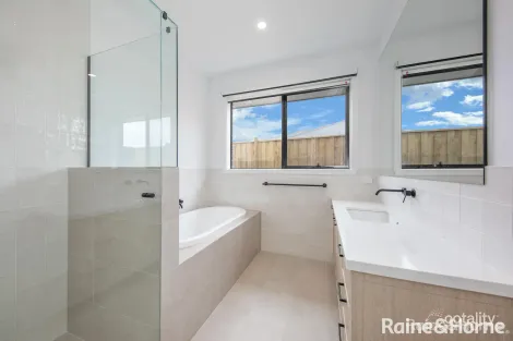 Property photo of 11 Cotton Circuit Gisborne VIC 3437