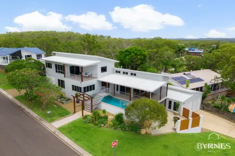 Property photo of 2 Charles Crescent Tannum Sands QLD 4680