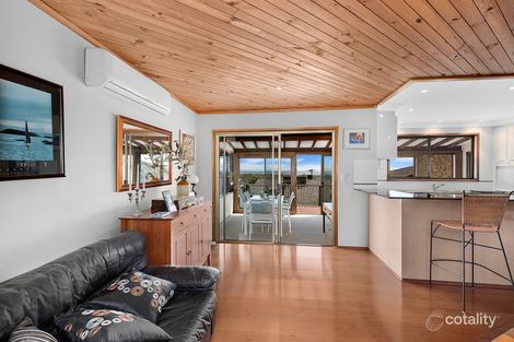 Property photo of 1 Seaspray Close Bateau Bay NSW 2261