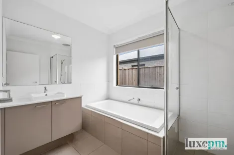 Property photo of 2 Glider Street Mount Duneed VIC 3217