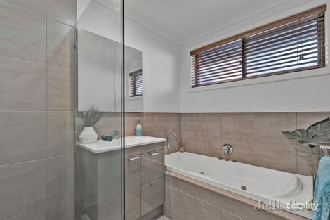 Property photo of 10 Solway Court St Helena VIC 3088