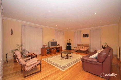 Property photo of 23 Masters Circuit Roxburgh Park VIC 3064