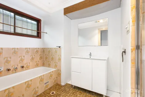 Property photo of 4 Strathfield Close St Johns Park NSW 2176