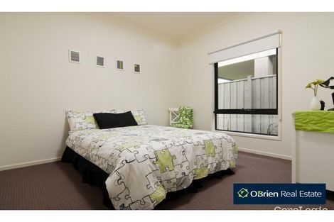 Property photo of 8 Beechtree Way Cranbourne North VIC 3977