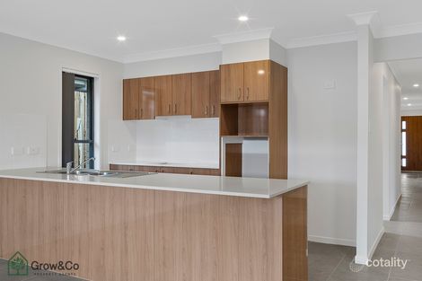 8 Sheepdog Rd, Park Ridge, QLD 4125