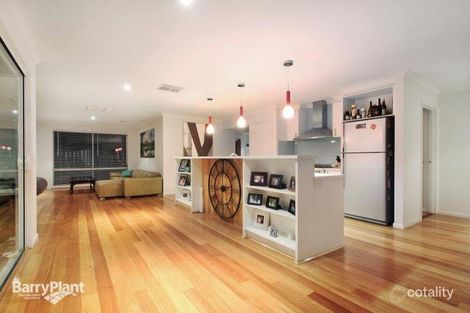 Property photo of 32 Lucerne Circuit Pakenham VIC 3810