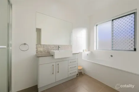 Property photo of 21 Boonderee Place New Auckland QLD 4680