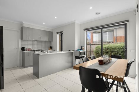 Property photo of 2/35 Vanessa Circuit Pakenham VIC 3810