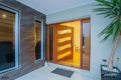 Property photo of 9 Harbourvue Court Helensvale QLD 4212