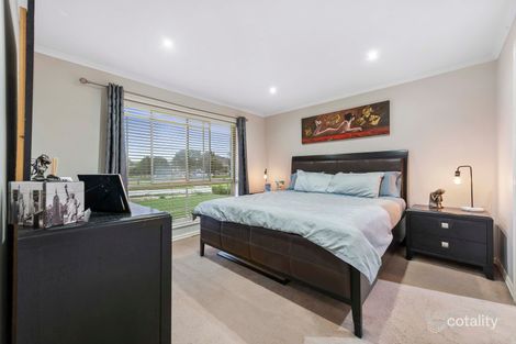 Property photo of 13 Illawarra Circuit Taylors Hill VIC 3037