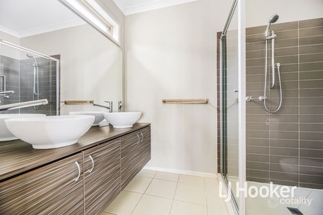 Property photo of 14 Camdolle Close Pakenham VIC 3810