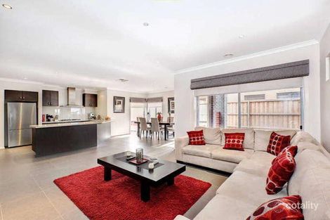Property photo of 17 Cronulla Way Taylors Hill VIC 3037