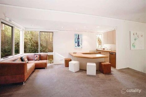 Property photo of 32 Yarravale Road Kew VIC 3101