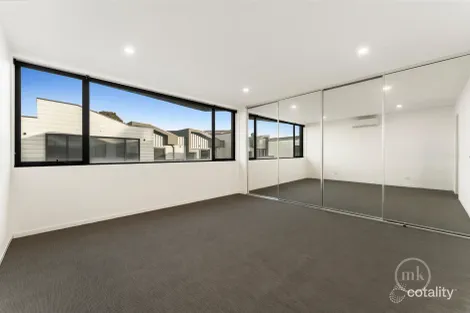 Property photo of 42 Sharp Circuit Mill Park VIC 3082