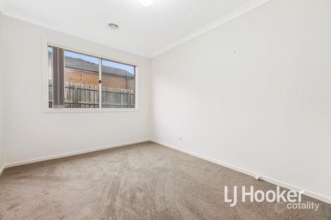 Property photo of 19 McClenaghan Place Pakenham VIC 3810