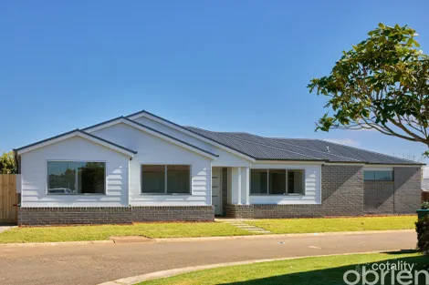 Property photo of 19 Rees Close Drouin VIC 3818