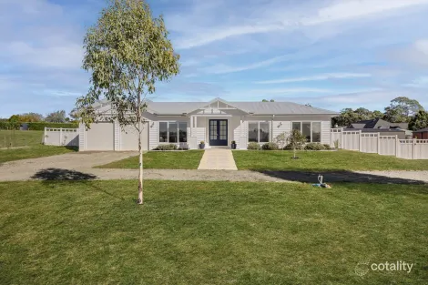 Property photo of 21 Opal Court Kyneton VIC 3444