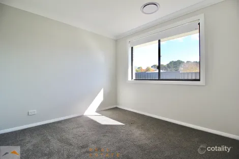 Property photo of 9 Hoynes Circuit Blayney NSW 2799