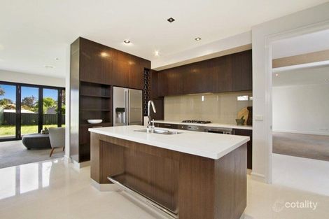 Property photo of 2 The Crest Kennington VIC 3550