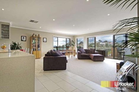 Property photo of 2 Evan Place Jerrabomberra NSW 2619
