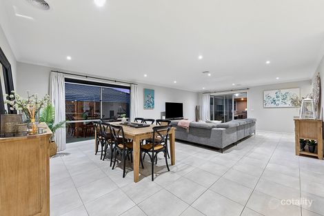 Property photo of 98 Grandvue Boulevard Pakenham VIC 3810