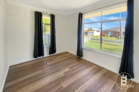 Property photo of 8 Daphne Street Wendouree VIC 3355