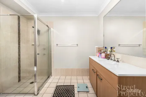 Property photo of 28 Vantage Circuit Cameron Park NSW 2285