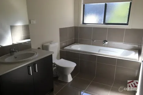 Property photo of 31/11 Hawk Avenue Pakenham VIC 3810