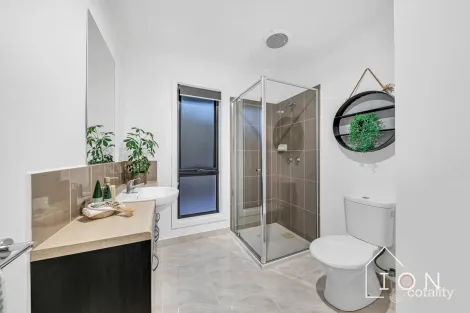 Property photo of 2 Ferndown Drive Cranbourne VIC 3977