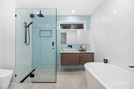 Property photo of 2 Swallow Avenue Paradise Point QLD 4216